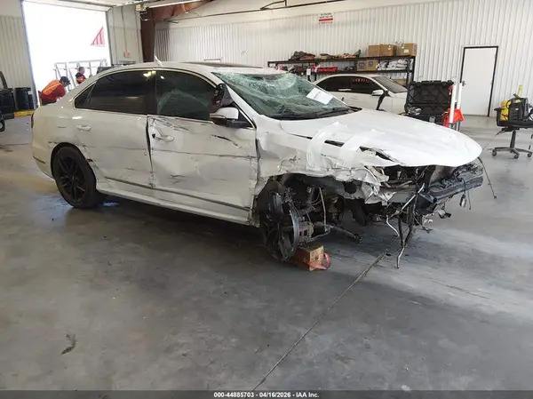 1VWGT7A38HC024660 2017 VOLKSWAGEN PASSAT - Image 1