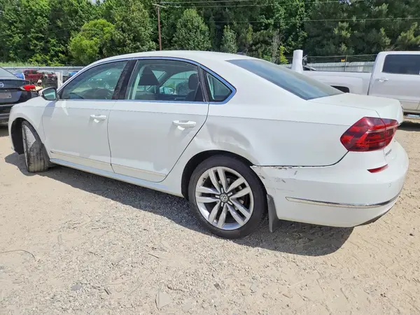 1VWGT7A38HC036811 2017 VOLKSWAGEN PASSAT - Image 2