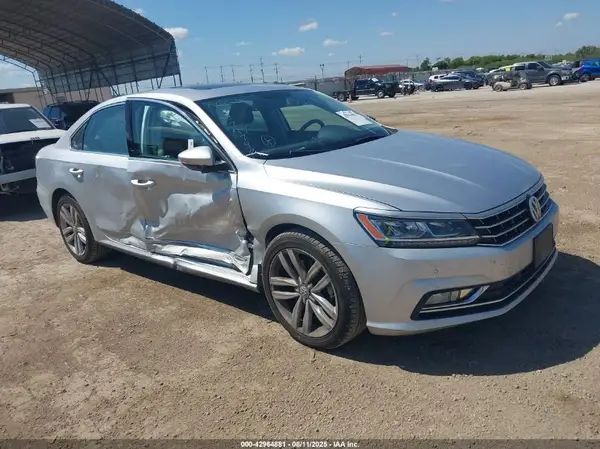 1VWGT7A38HC045816 2017 VOLKSWAGEN PASSAT - Image 1