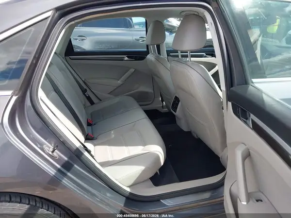 1VWGT7A39HC006393 2017 VOLKSWAGEN PASSAT - Image 8