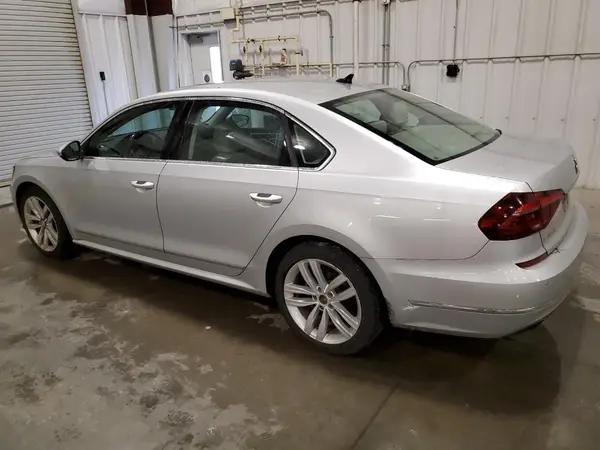 1VWGT7A39HC039300 2017 VOLKSWAGEN PASSAT - Image 2