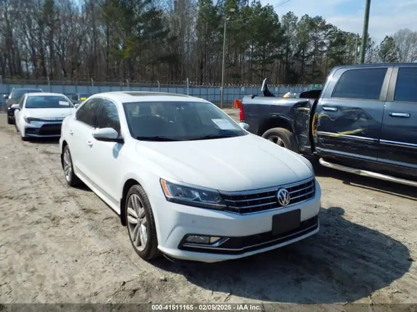 1VWGT7A3XHC025051 2017 VOLKSWAGEN PASSAT - Image 1