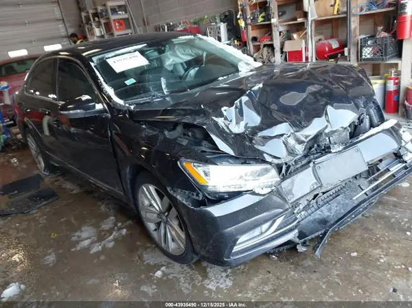 1VWGT7A3XHC031271 2017 VOLKSWAGEN PASSAT - Image 1