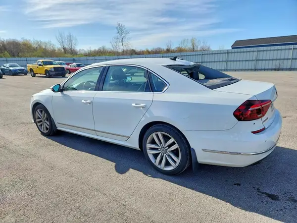 1VWGT7A3XHC035885 2017 VOLKSWAGEN PASSAT - Image 2