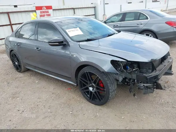 1VWJM7A30JC033264 2018 VOLKSWAGEN PASSAT - Image 1