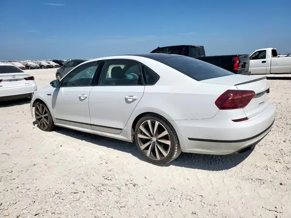1VWJM7A30JC034883 2018 VOLKSWAGEN PASSAT - Image 2