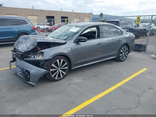 1VWJM7A32JC040264 2018 VOLKSWAGEN PASSAT - Image 2