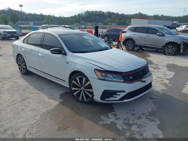 1VWJM7A35JC040002 2018 VOLKSWAGEN PASSAT - Image 1