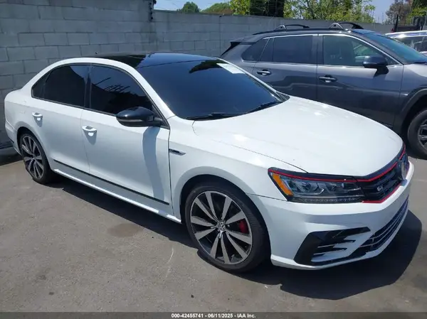 1VWJM7A36JC028733 2018 VOLKSWAGEN PASSAT - Image 1
