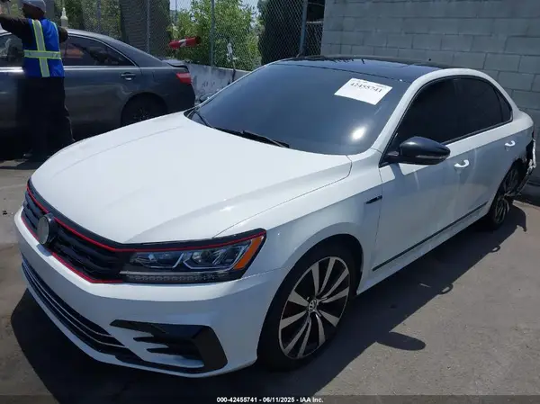 1VWJM7A36JC028733 2018 VOLKSWAGEN PASSAT - Image 2