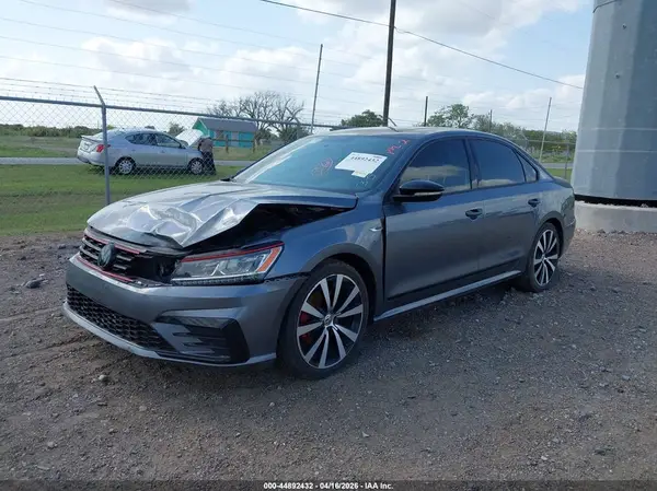 1VWJM7A37JC048425 2018 VOLKSWAGEN PASSAT - Image 2