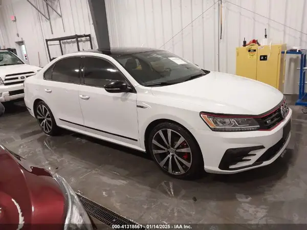 1VWJM7A38JC030256 2018 VOLKSWAGEN PASSAT - Image 1