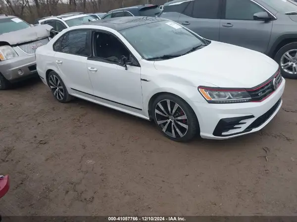 1VWJM7A38JC042133 2018 VOLKSWAGEN PASSAT - Image 1