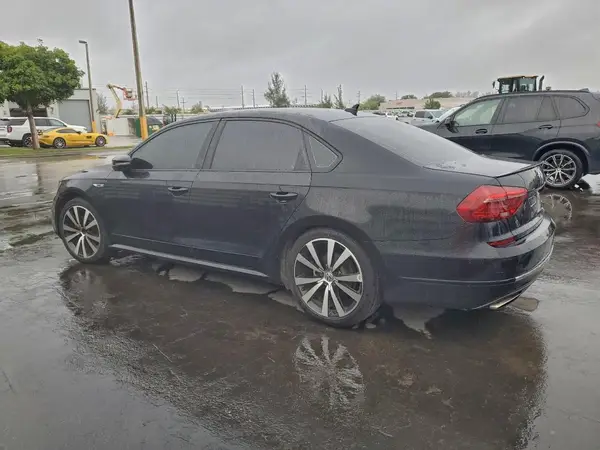 1VWJM7A39JC035756 2018 VOLKSWAGEN PASSAT - Image 2