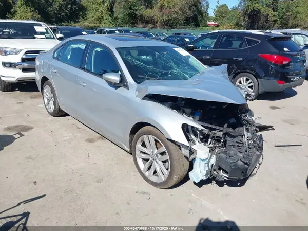 1VWLA7A32KC013648 2019 VOLKSWAGEN PASSAT - Image 1