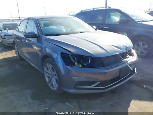 1VWLA7A36KC010705 2019 VOLKSWAGEN PASSAT - Image 1