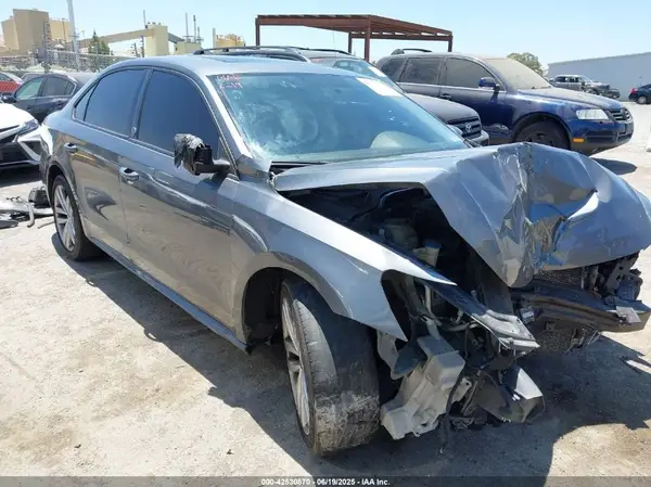 1VWLA7A36KC014494 2019 VOLKSWAGEN PASSAT - Image 1