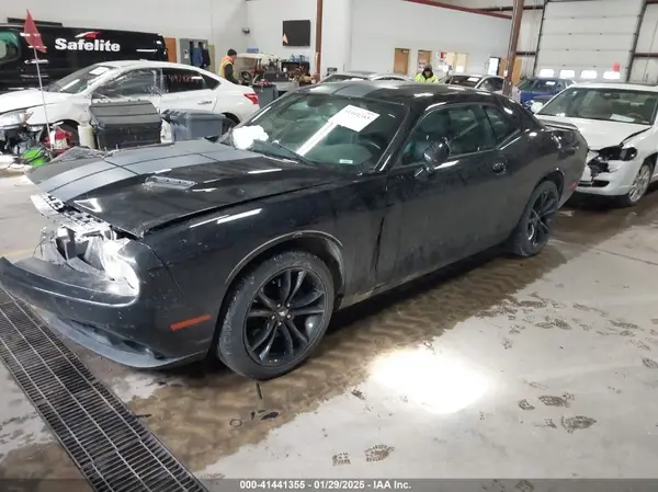 2C3CDZAG6HH501066 2017 DODGE CHALLENGER - Image 2