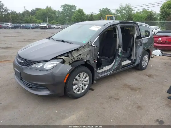 2C4RC1AG1JR258020 2018 CHRYSLER PACIFICA - Image 2