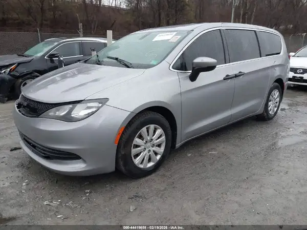 2C4RC1AG2JR109776 2018 CHRYSLER PACIFICA - Image 2