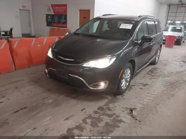 2C4RC1BG0HR530002 2017 CHRYSLER PACIFICA - Image 2