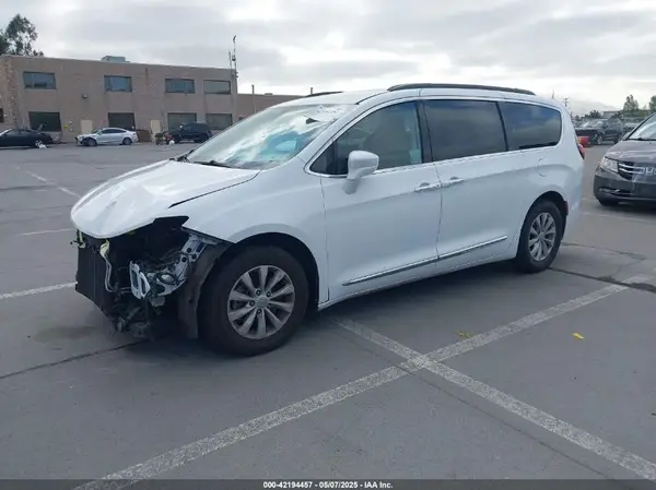 2C4RC1BG0HR533823 2017 CHRYSLER PACIFICA - Image 2