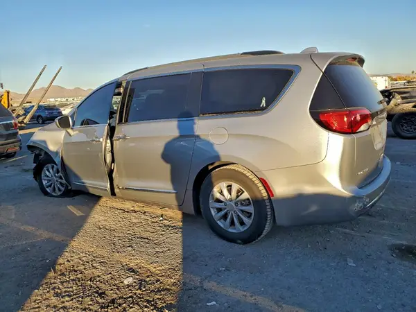 2C4RC1BG0HR569625 2017 CHRYSLER PACIFICA - Image 2