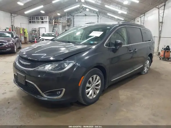 2C4RC1BG0HR576249 2017 CHRYSLER PACIFICA - Image 2