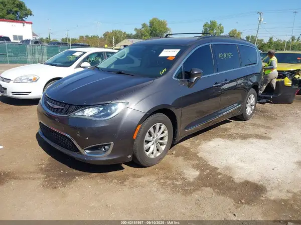 2C4RC1BG0HR683348 2017 CHRYSLER PACIFICA - Image 2