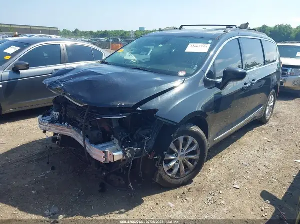 2C4RC1BG0HR747260 2017 CHRYSLER PACIFICA - Image 2