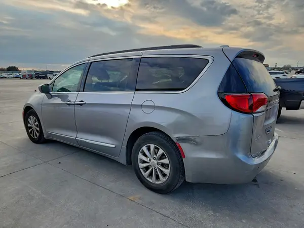 2C4RC1BG0HR747288 2017 CHRYSLER PACIFICA - Image 2