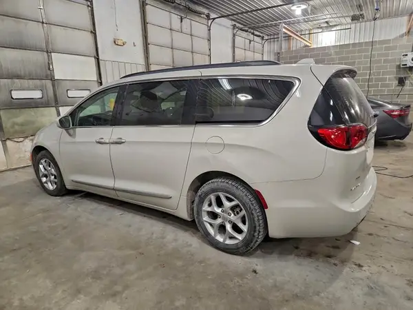 2C4RC1BG0HR748120 2017 CHRYSLER PACIFICA - Image 2