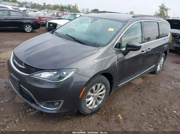 2C4RC1BG0HR753012 2017 CHRYSLER PACIFICA - Image 2