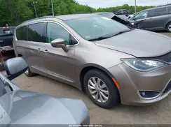 2C4RC1BG0HR824161 2017 CHRYSLER PACIFICA