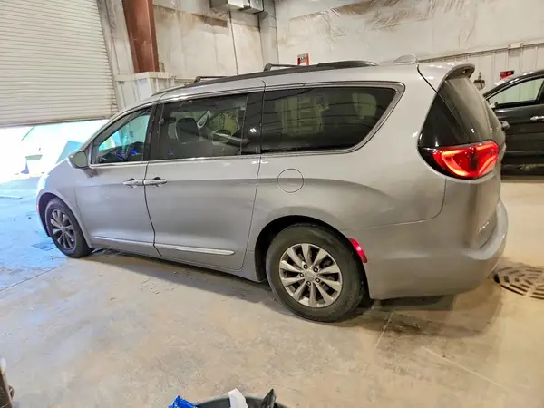2C4RC1BG0HR836665 2017 CHRYSLER PACIFICA - Image 2