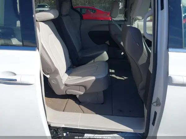 2C4RC1BG0JR103456 2018 CHRYSLER PACIFICA - Image 8