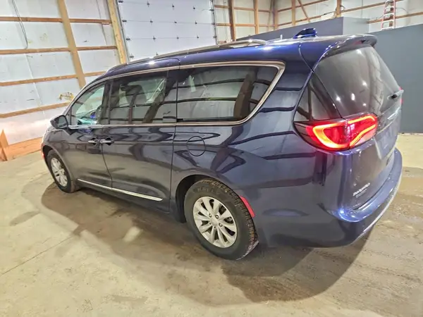 2C4RC1BG0JR127630 2018 CHRYSLER PACIFICA - Image 2