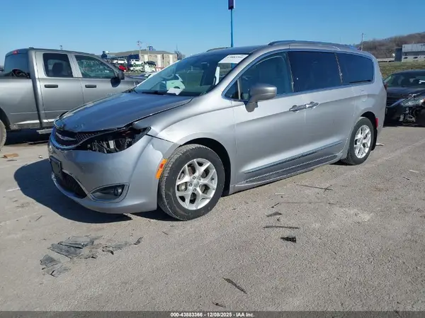 2C4RC1BG0JR131967 2018 CHRYSLER PACIFICA - Image 2