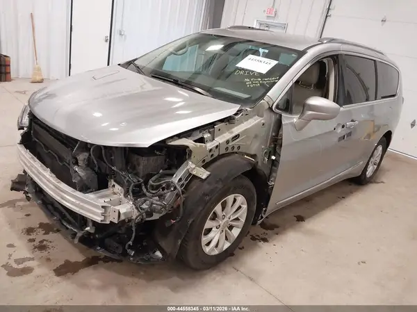2C4RC1BG0JR141771 2018 CHRYSLER PACIFICA - Image 2
