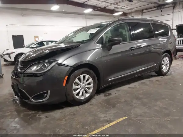 2C4RC1BG0JR246035 2018 CHRYSLER PACIFICA - Image 2