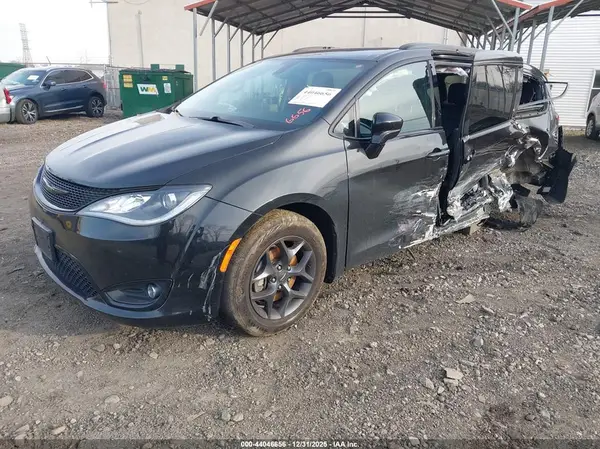 2C4RC1BG0JR274319 2018 CHRYSLER PACIFICA - Image 2