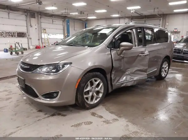 2C4RC1BG0JR321011 2018 CHRYSLER PACIFICA - Image 2