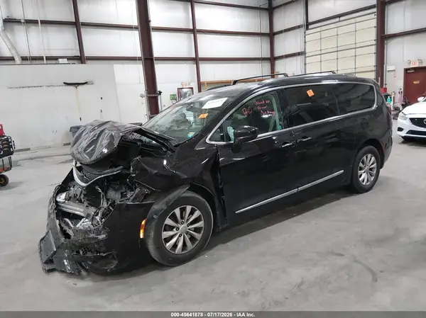 2C4RC1BG0JR352775 2018 CHRYSLER PACIFICA - Image 2