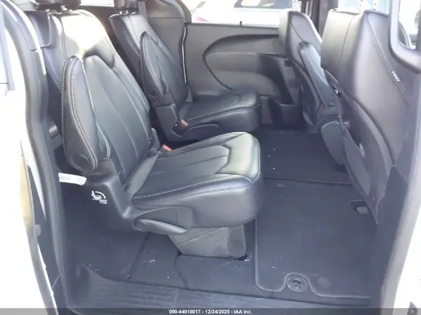 2C4RC1BG0SR585766 2025 CHRYSLER PACIFICA - Image 8