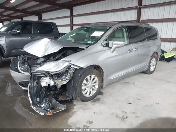 2C4RC1BG1HR503990 2017 CHRYSLER PACIFICA - Image 2