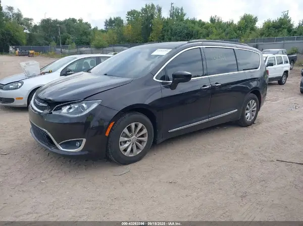 2C4RC1BG1HR525620 2017 CHRYSLER PACIFICA - Image 2