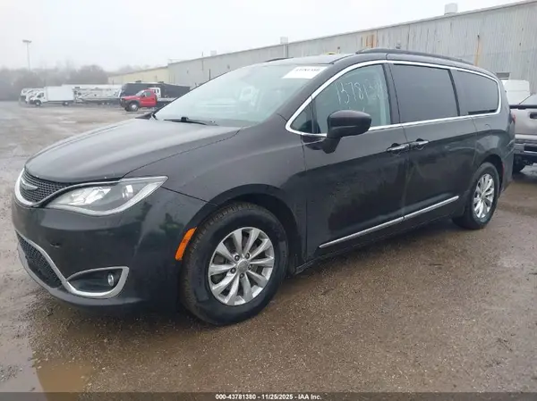 2C4RC1BG1HR526735 2017 CHRYSLER PACIFICA - Image 2