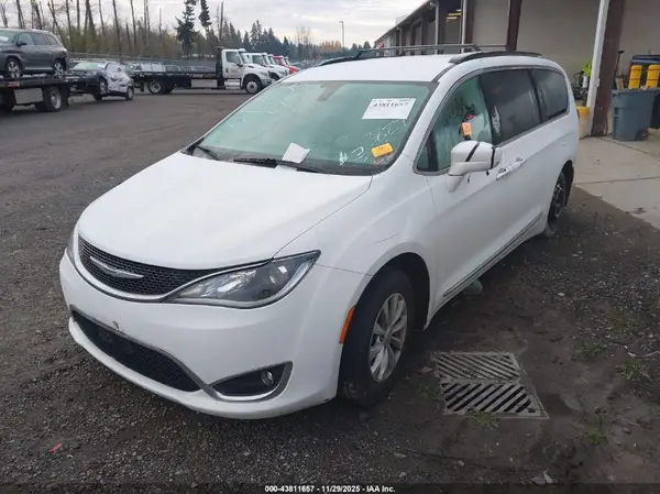 2C4RC1BG1HR533829 2017 CHRYSLER PACIFICA - Image 2