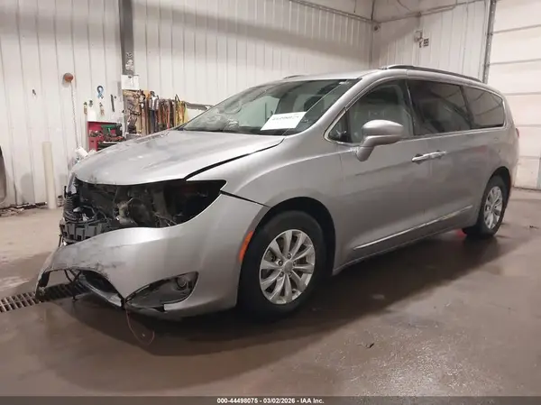 2C4RC1BG1HR569410 2017 CHRYSLER PACIFICA - Image 2