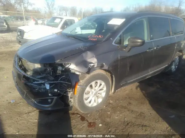 2C4RC1BG1HR569567 2017 CHRYSLER PACIFICA - Image 2